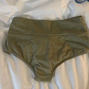 Montce High-Waisted Shorts in Olive
